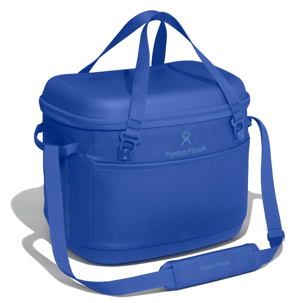 cpco382_carryout_cooler_30l_capri_blue_angled_1